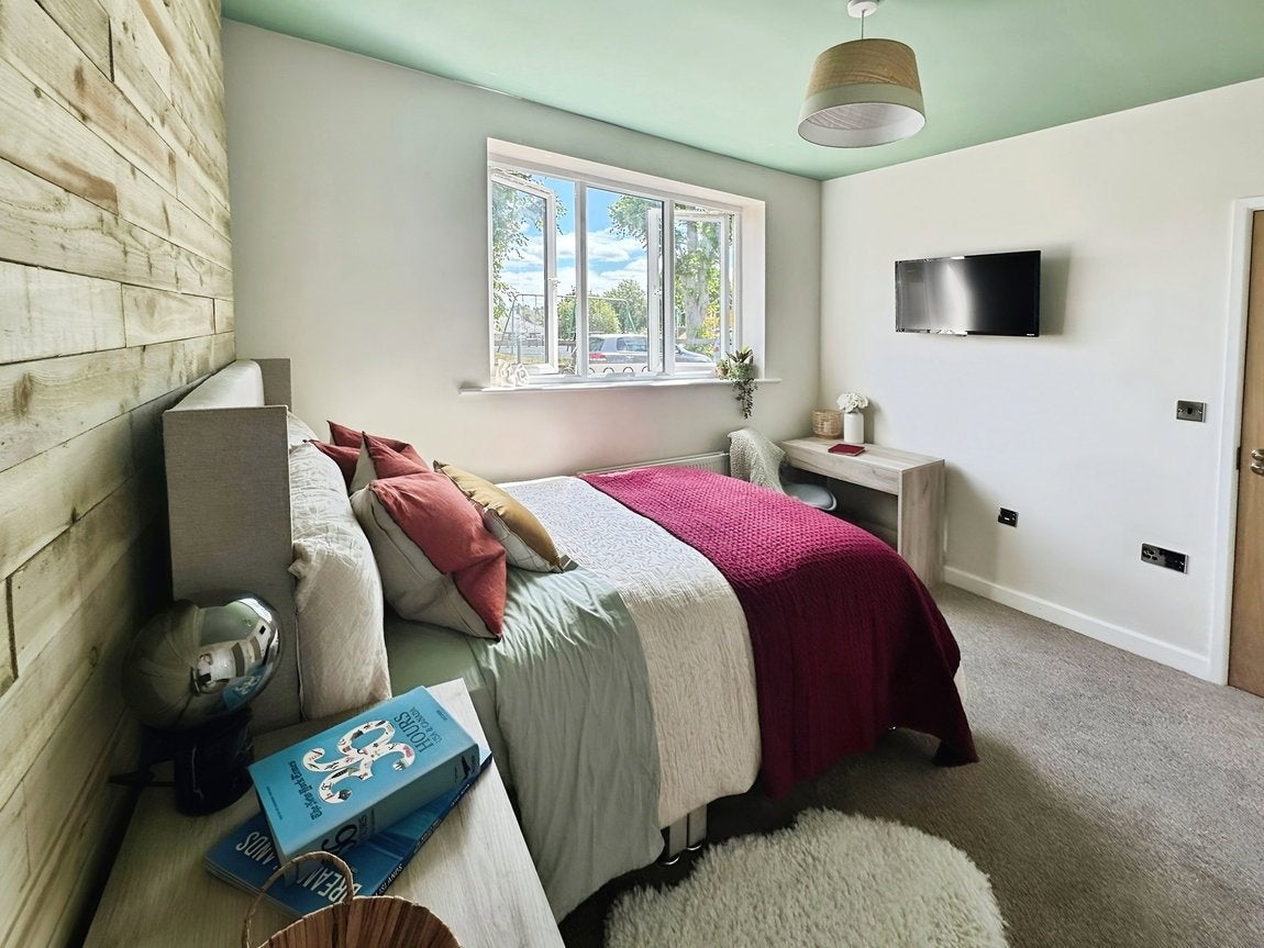 Room Savernake Street in Swindon