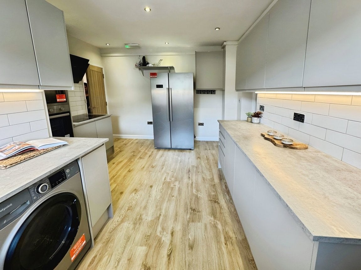 Room Savernake Street in Swindon