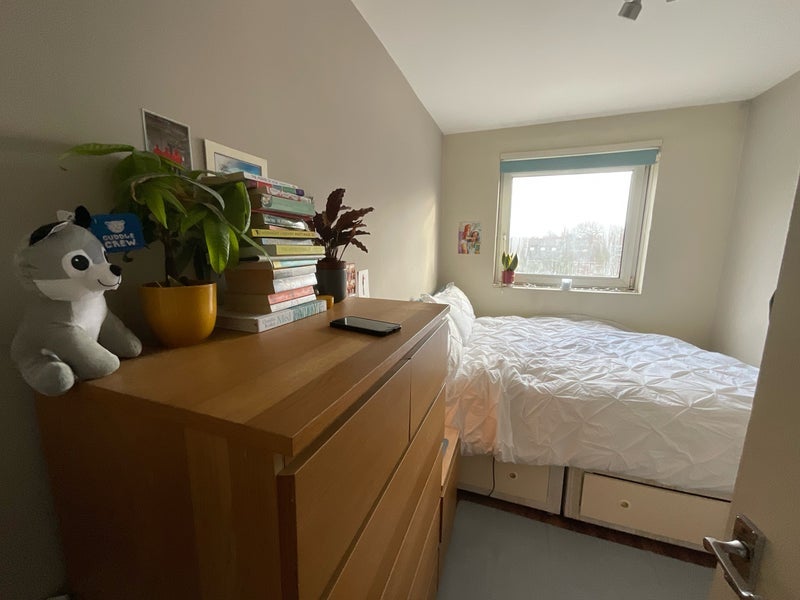 Room Treherne Court in Greater London