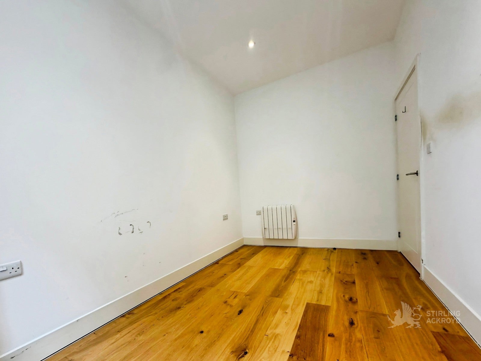 Flat Scarbrook Road in Greater London