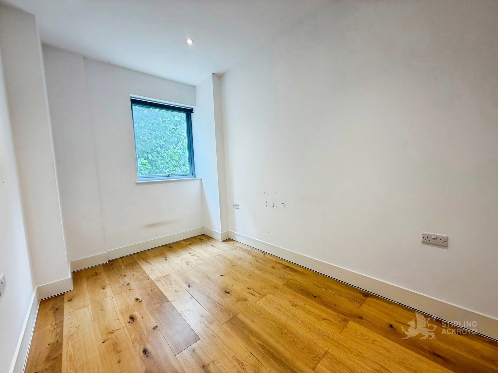 Flat Scarbrook Road in Greater London