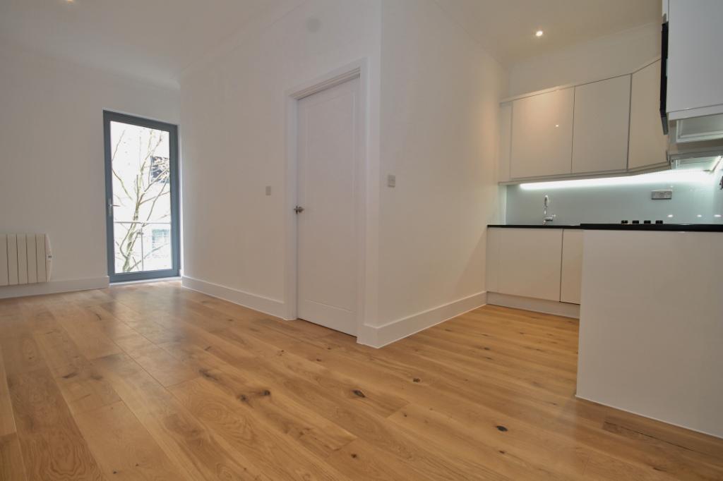 Flat Scarbrook Road in Greater London