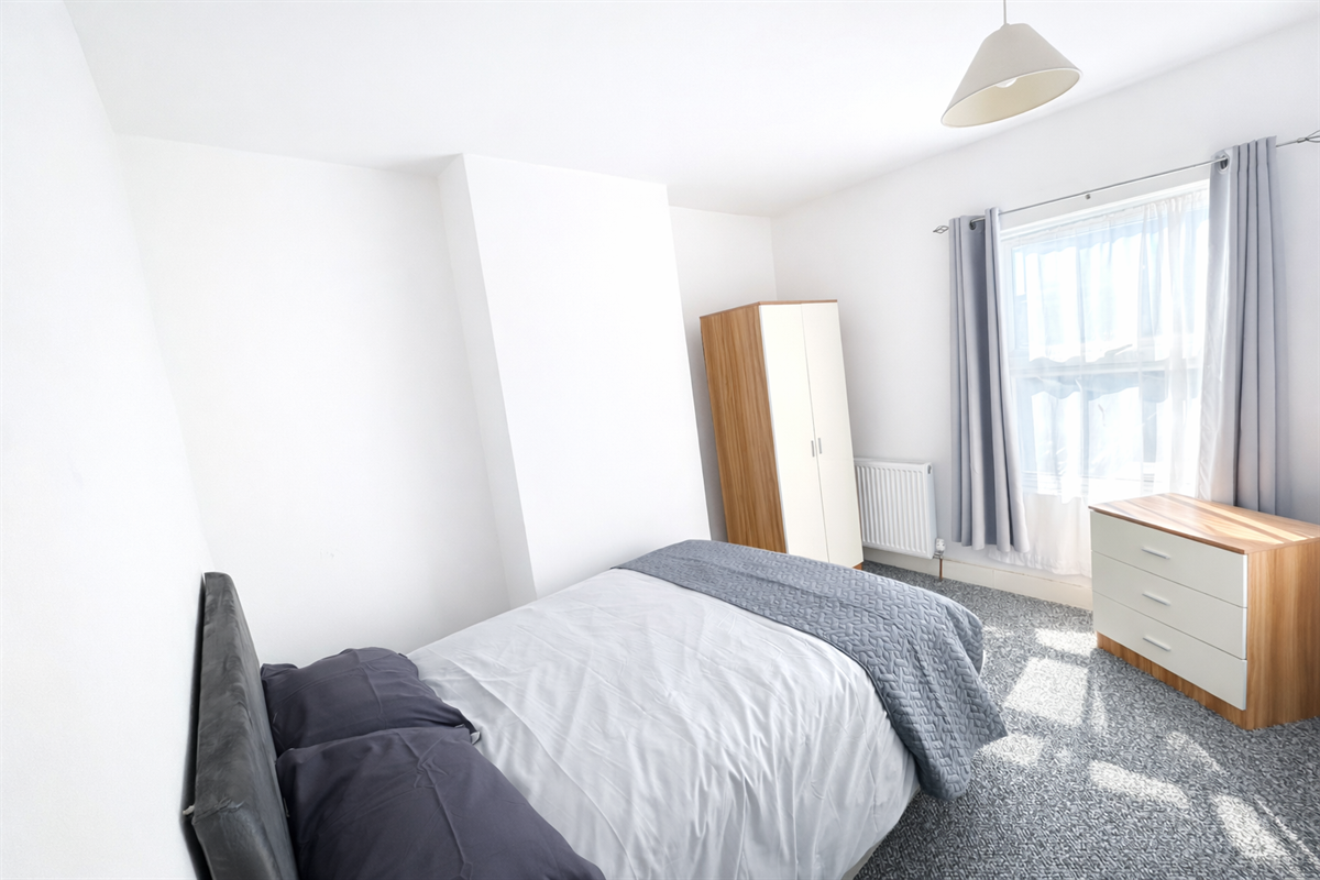 Room Raleigh Street in Bedford
