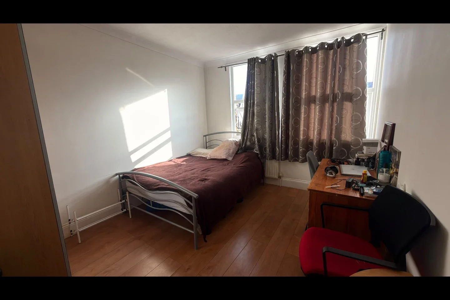 Room Station Road in Greater London