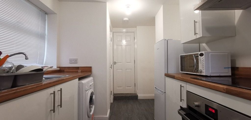 Room Hutt Street in Hull