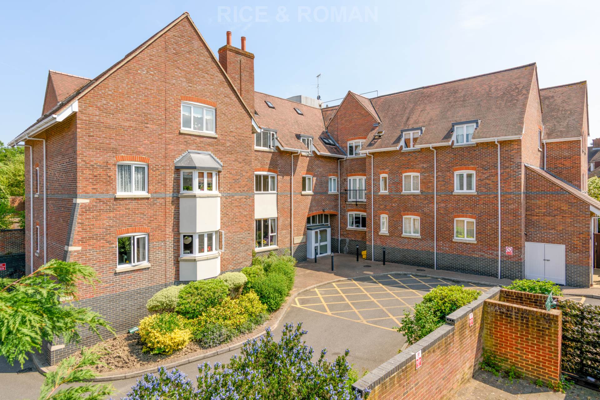 Flat Bridge Street in Walton-on-Thames