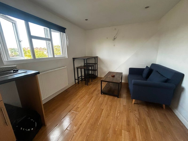 Room Lyndhurst Avenue in Greater London