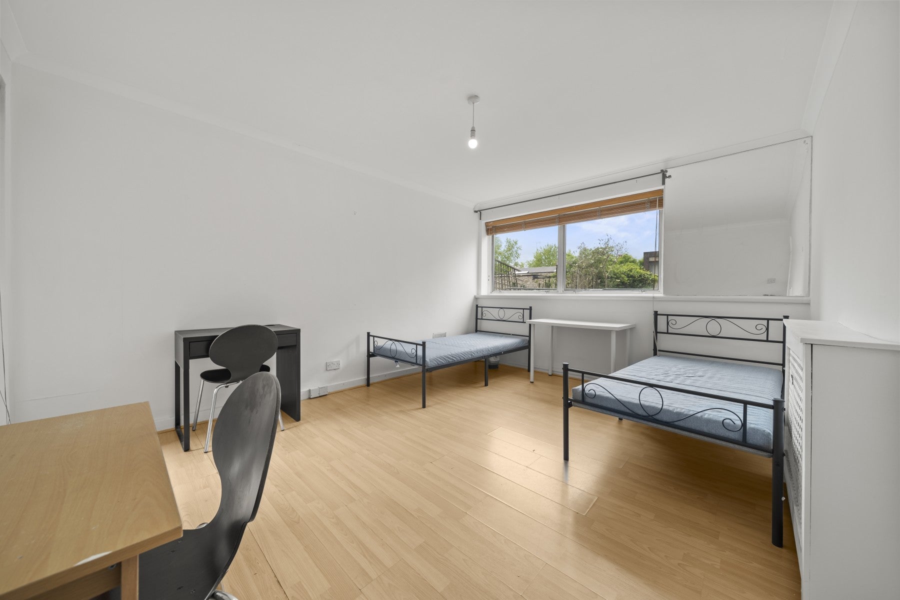 Flat Parkgate Road in Greater London