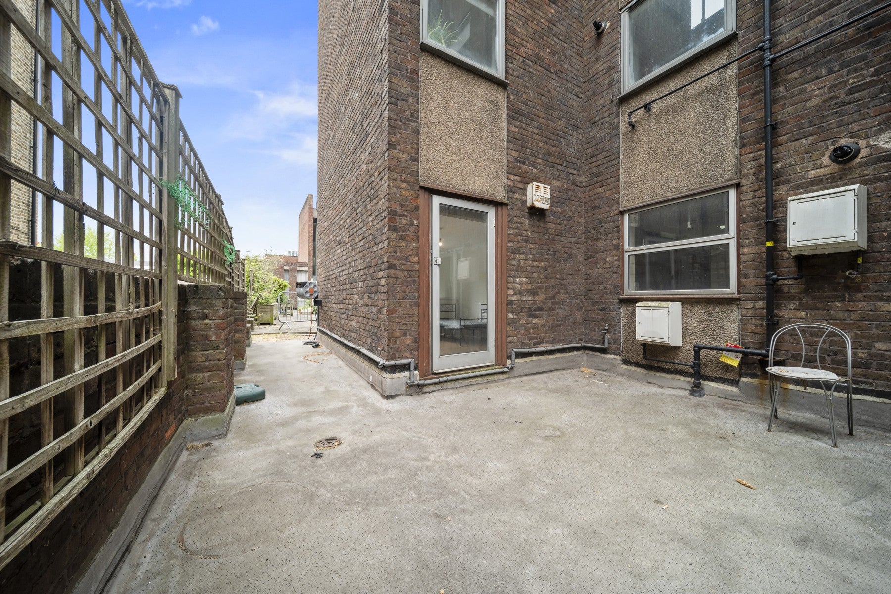 Flat Parkgate Road in Greater London