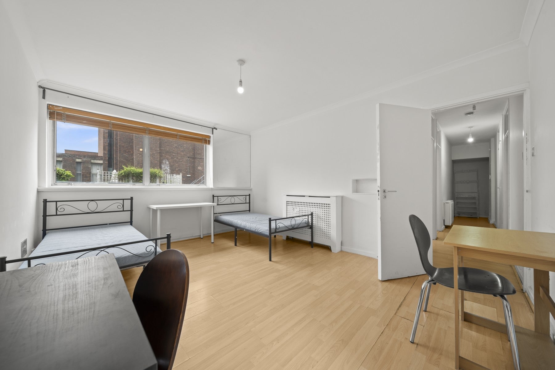 Flat Parkgate Road in Greater London