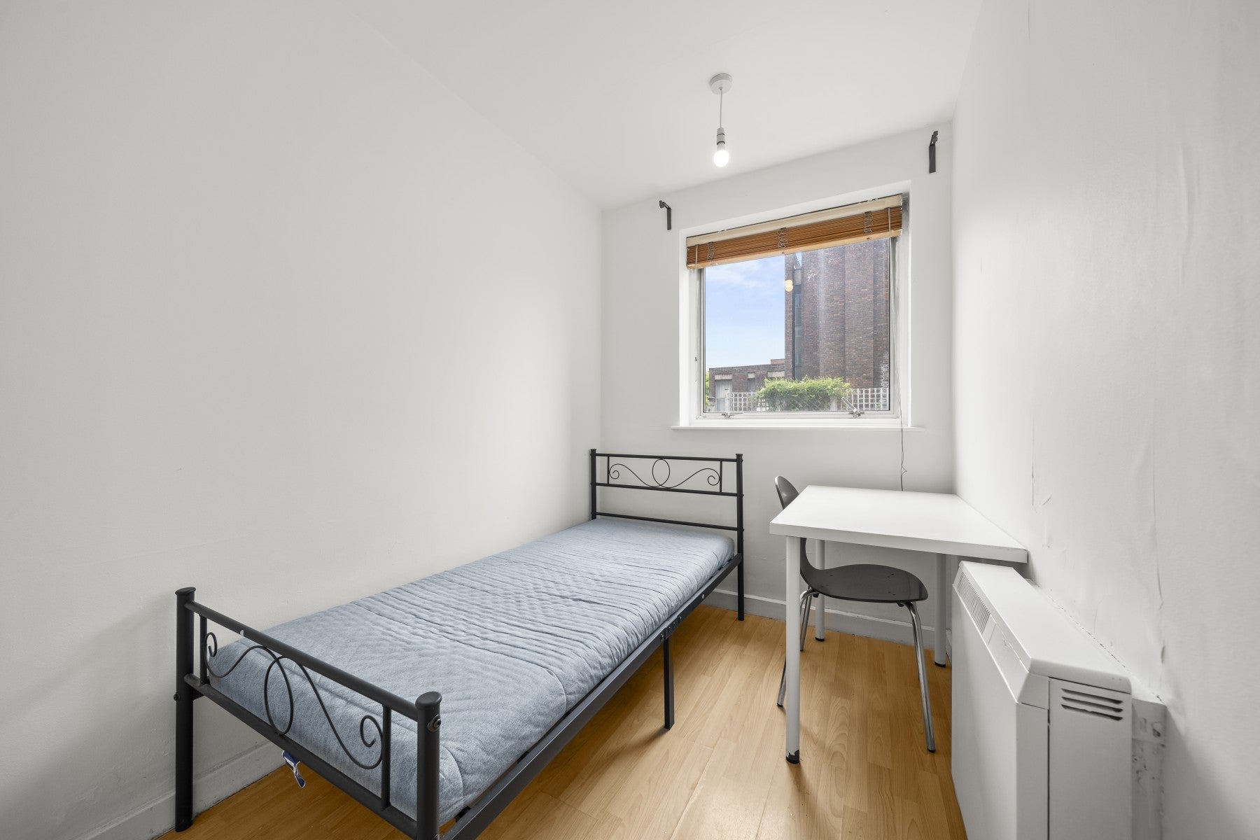 Flat Parkgate Road in Greater London