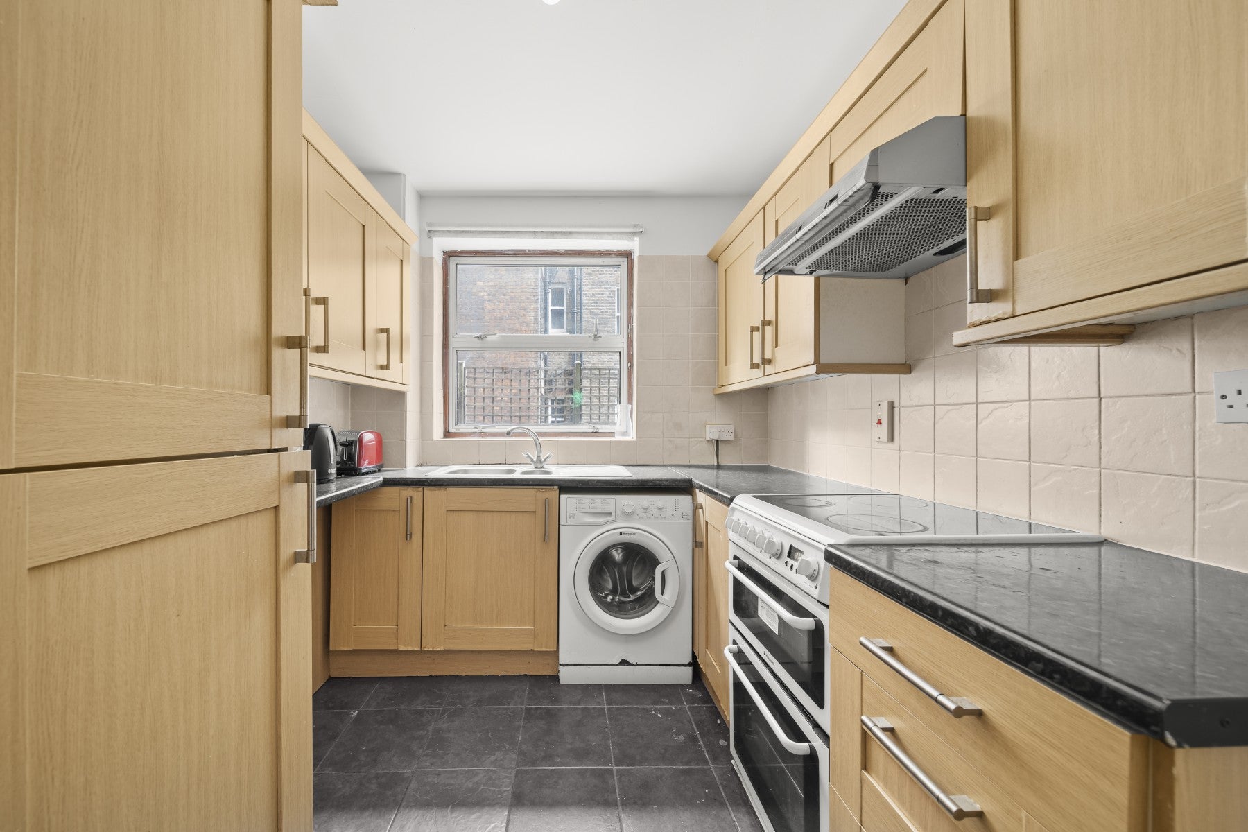Flat Parkgate Road in Greater London