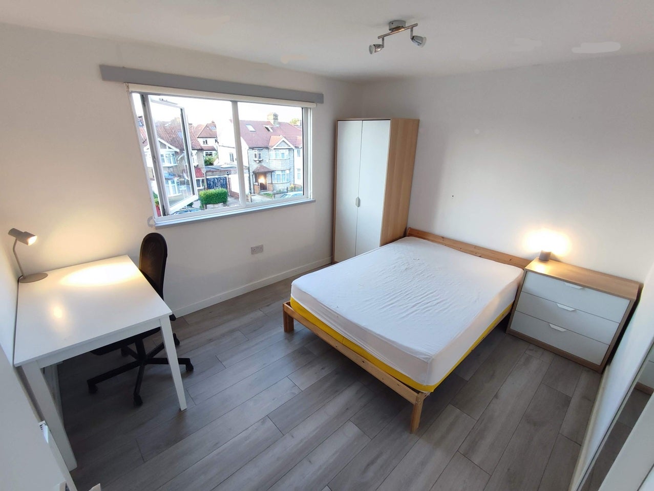 Room Burnley Road in Greater London