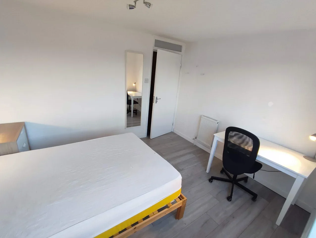 Room Burnley Road in Greater London
