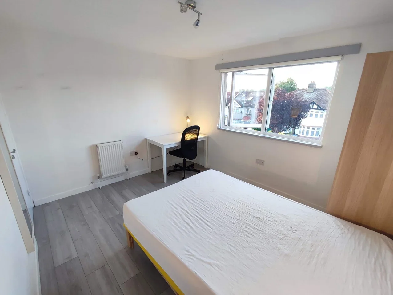 Room Burnley Road in Greater London