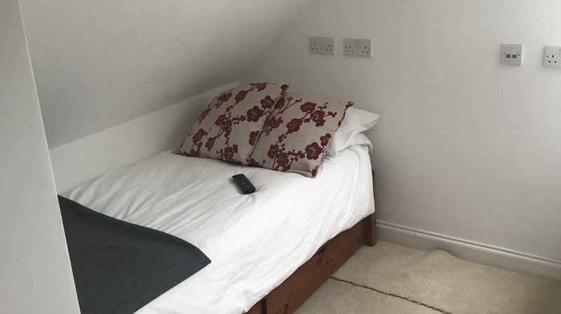Room Lackford Road in Reigate and Banstead