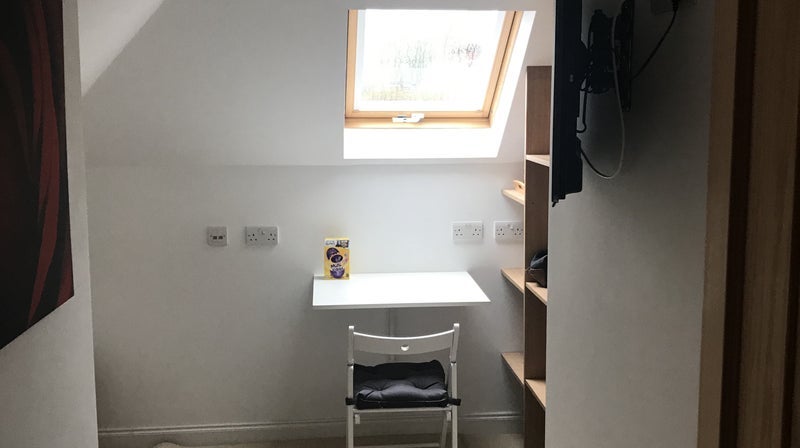 Room Lackford Road in Reigate and Banstead