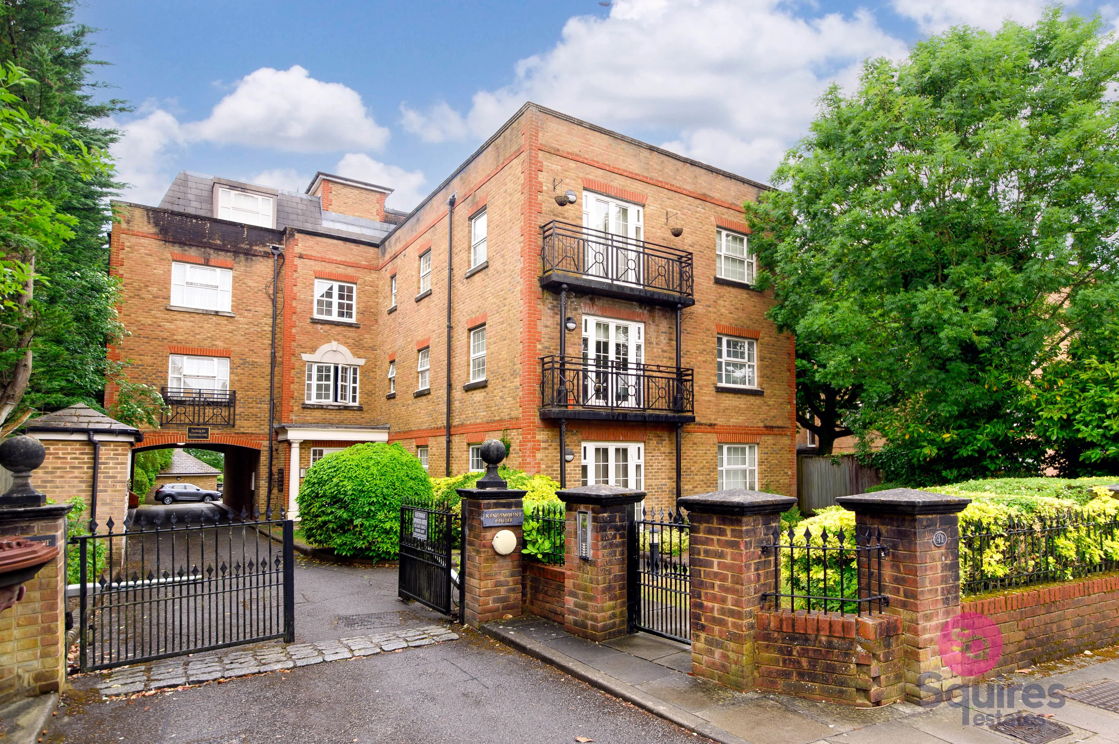 Flat Sunningfields Road in Greater London