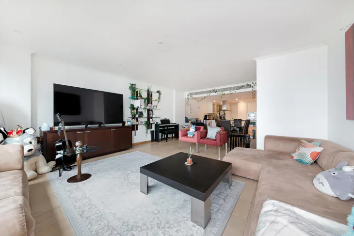 Flat Hertsmere Road in Greater London