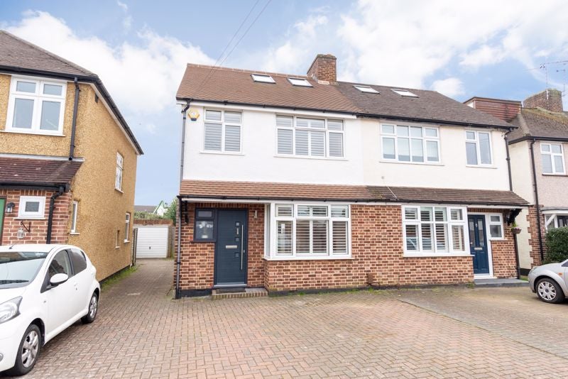House Stuart Avenue in Walton-on-Thames