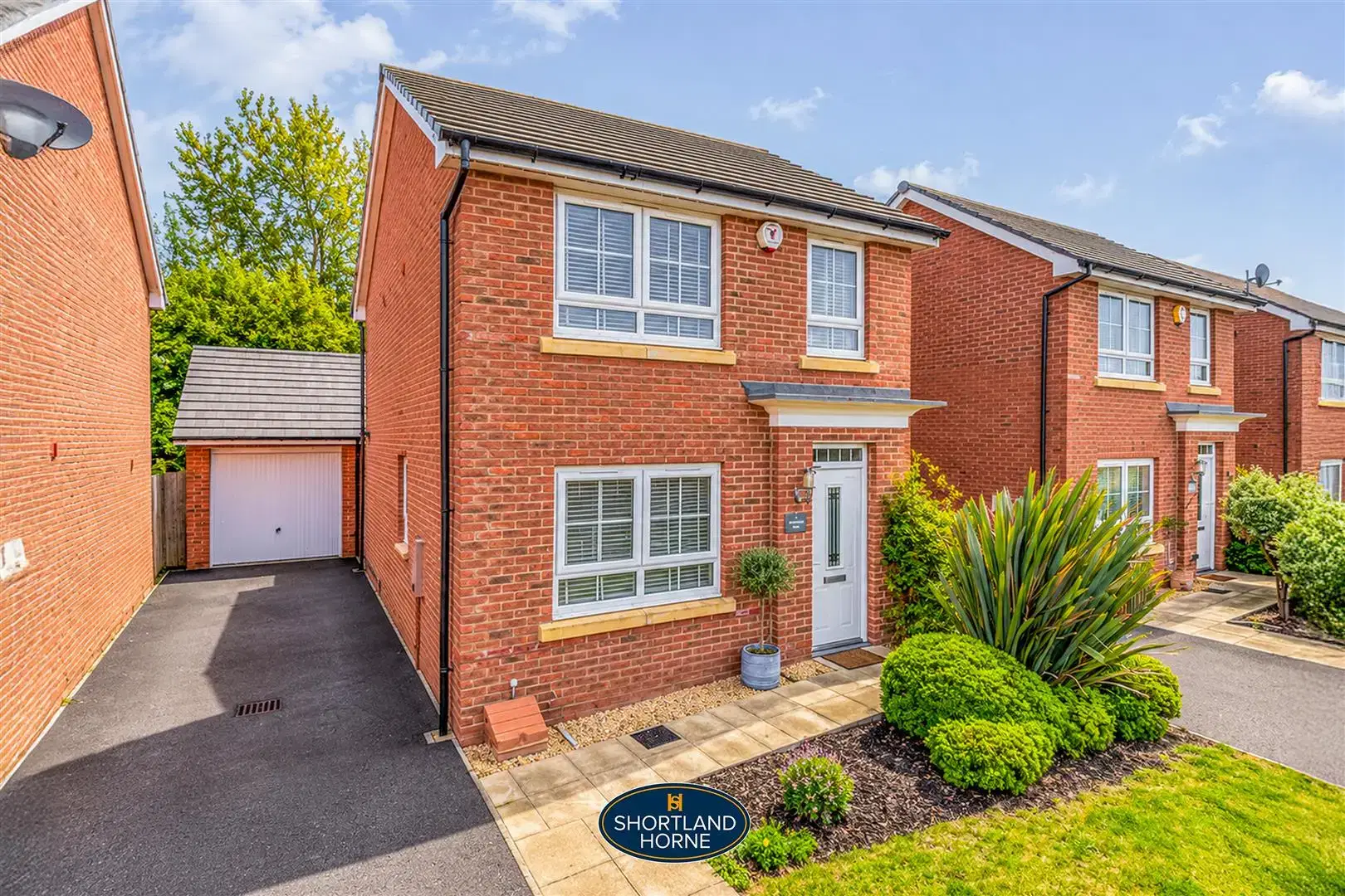 House Peregrine Way in Warwick