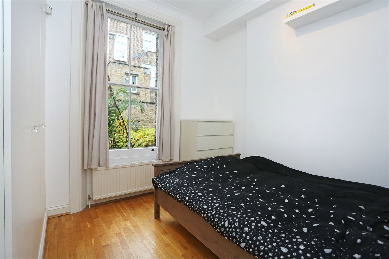 Flat Overstone Road in Greater London