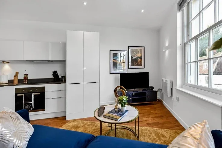 Flat Clarence Street in Borough of Spelthorne