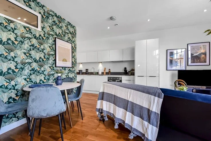 Flat Clarence Street in Borough of Spelthorne