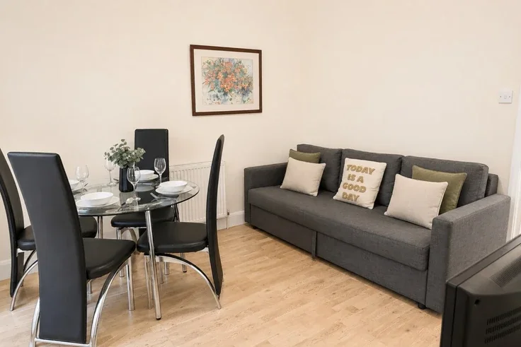 Flat Monsell Road in Greater London