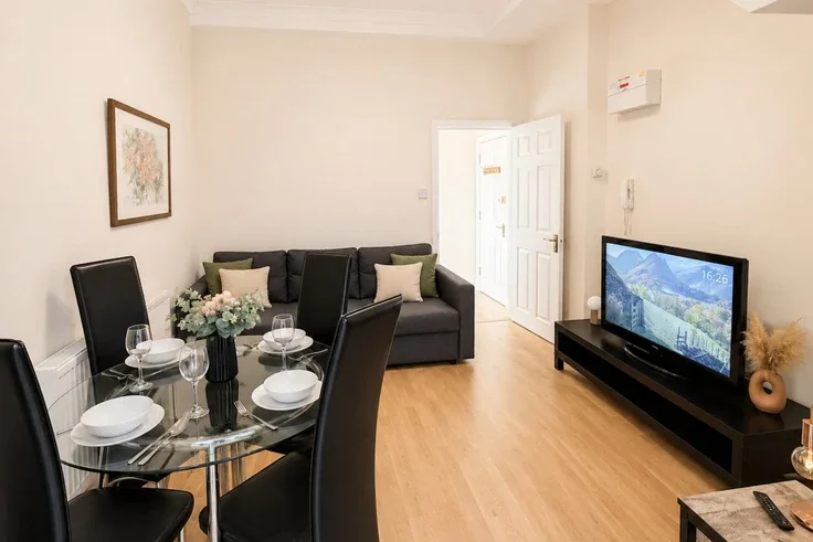 Flat Monsell Road in Greater London