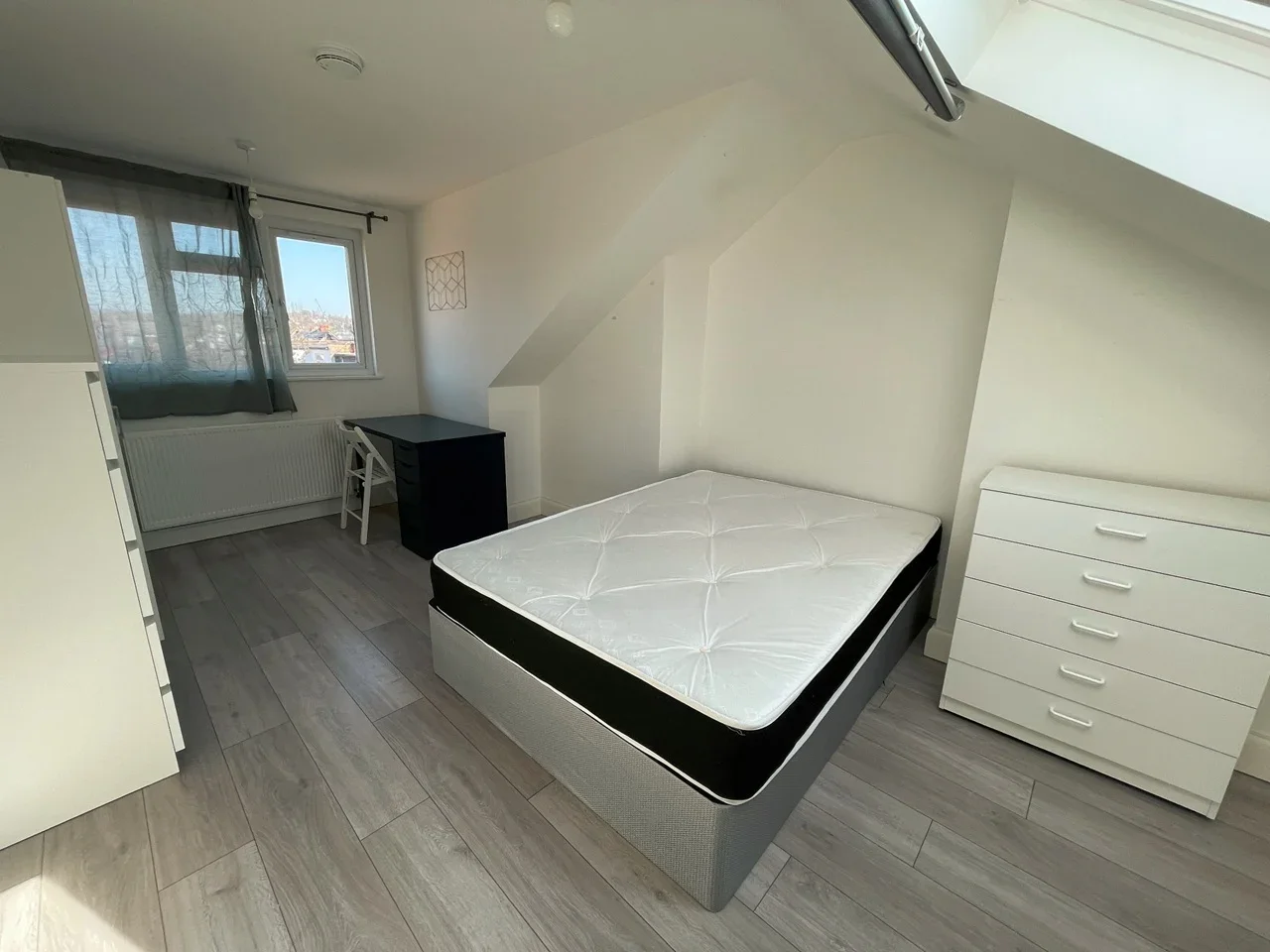 Room Cricklewood Broadway in Greater London