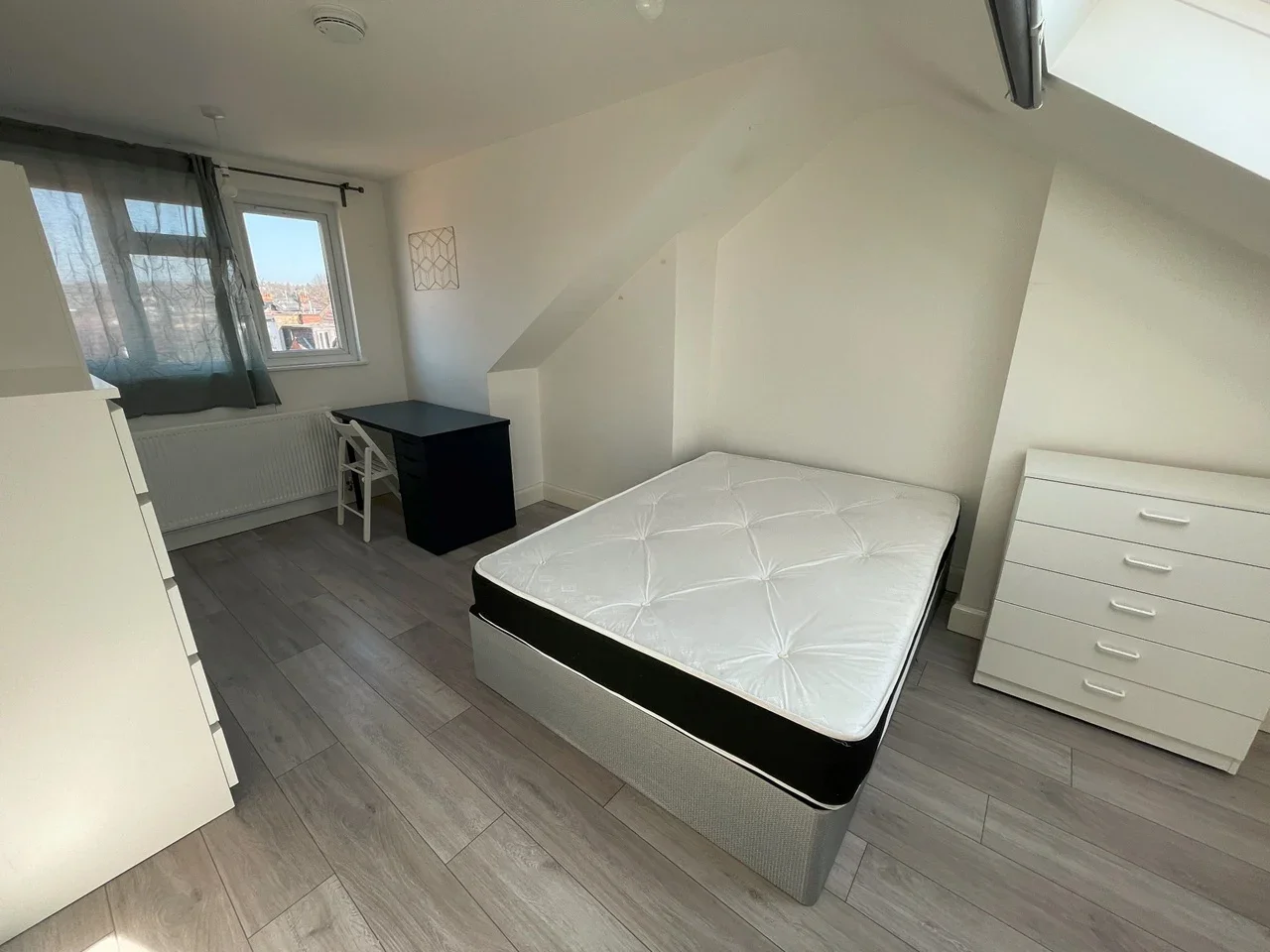 Room Cricklewood Broadway in Greater London