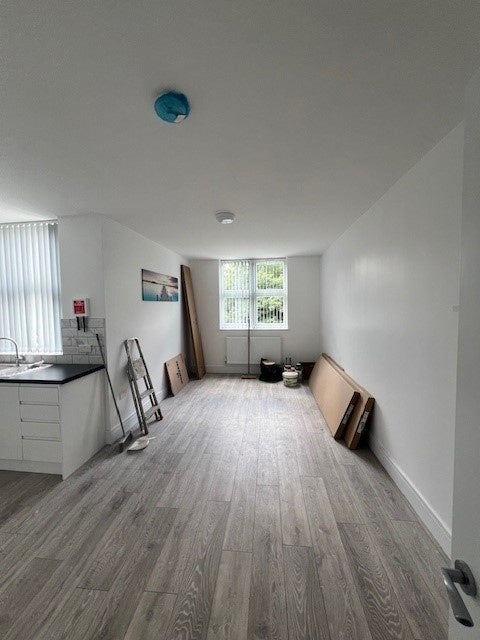 Flat Pembury Road in Greater London