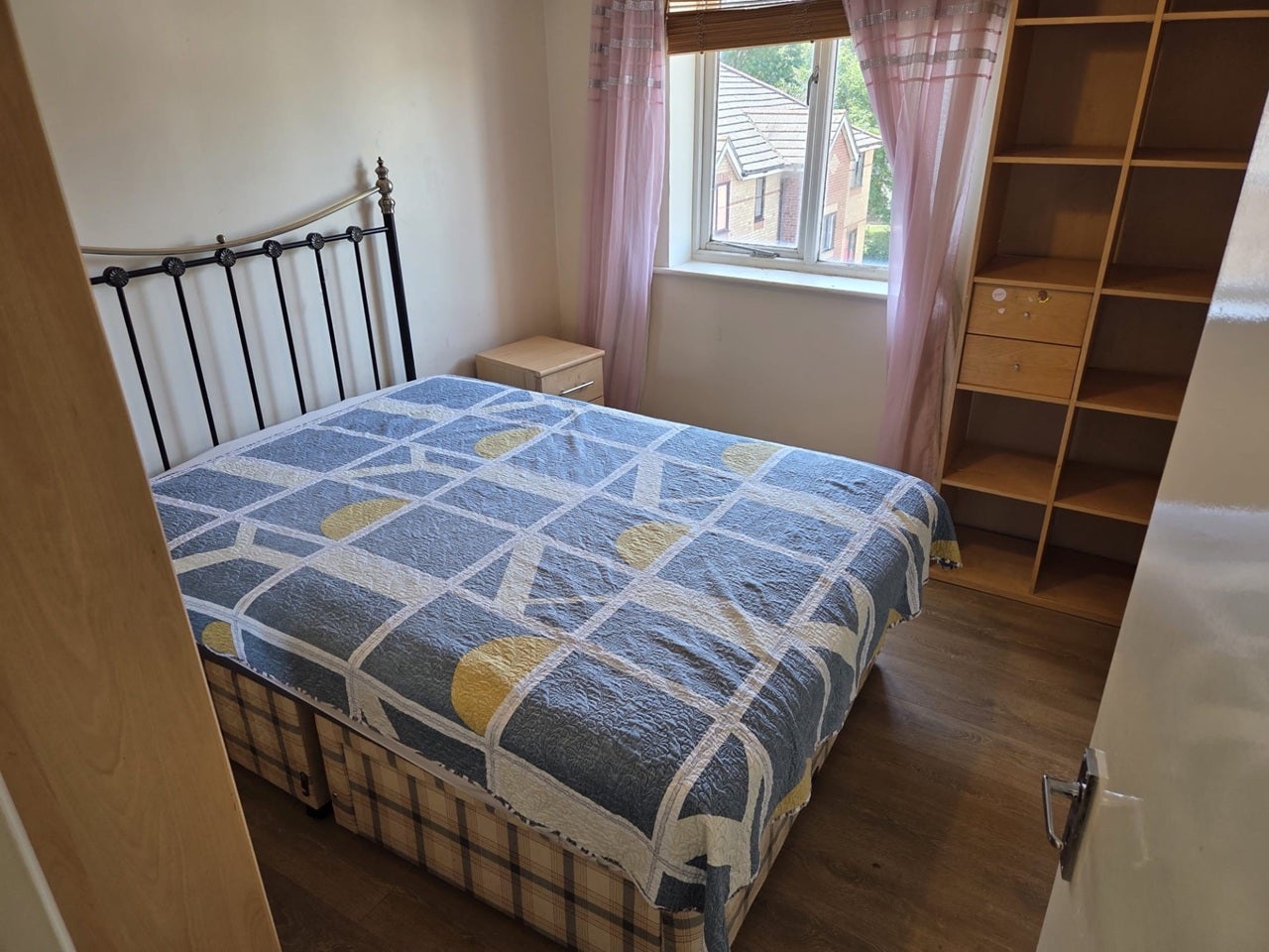 Flat Cherry Blossom Close in Greater London