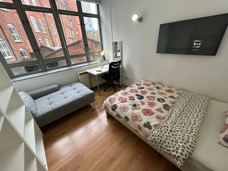 Room City Road in Greater London