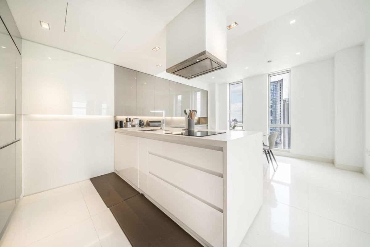 Flat Pan Peninsula Square in Greater London
