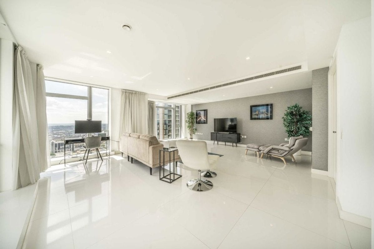 Flat Pan Peninsula Square in Greater London