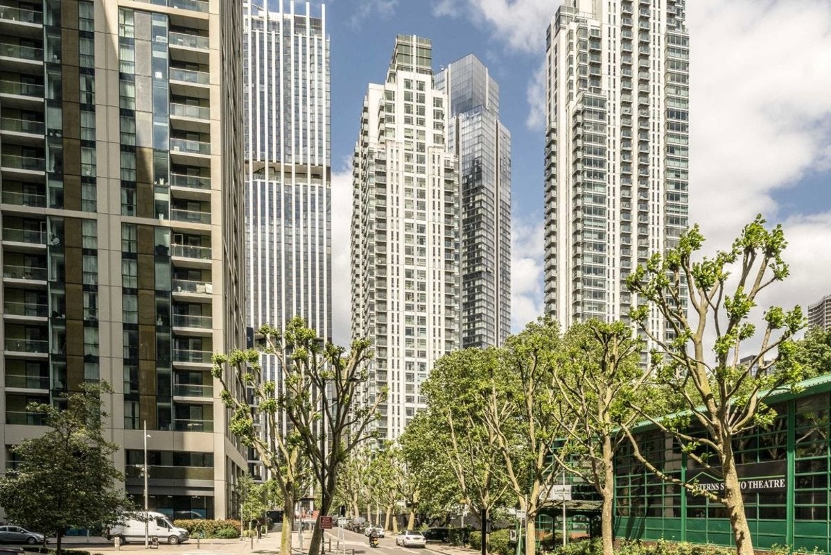 Flat Pan Peninsula Square in Greater London