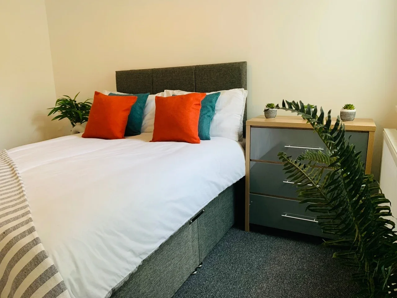 Room Eva Road in Gillingham