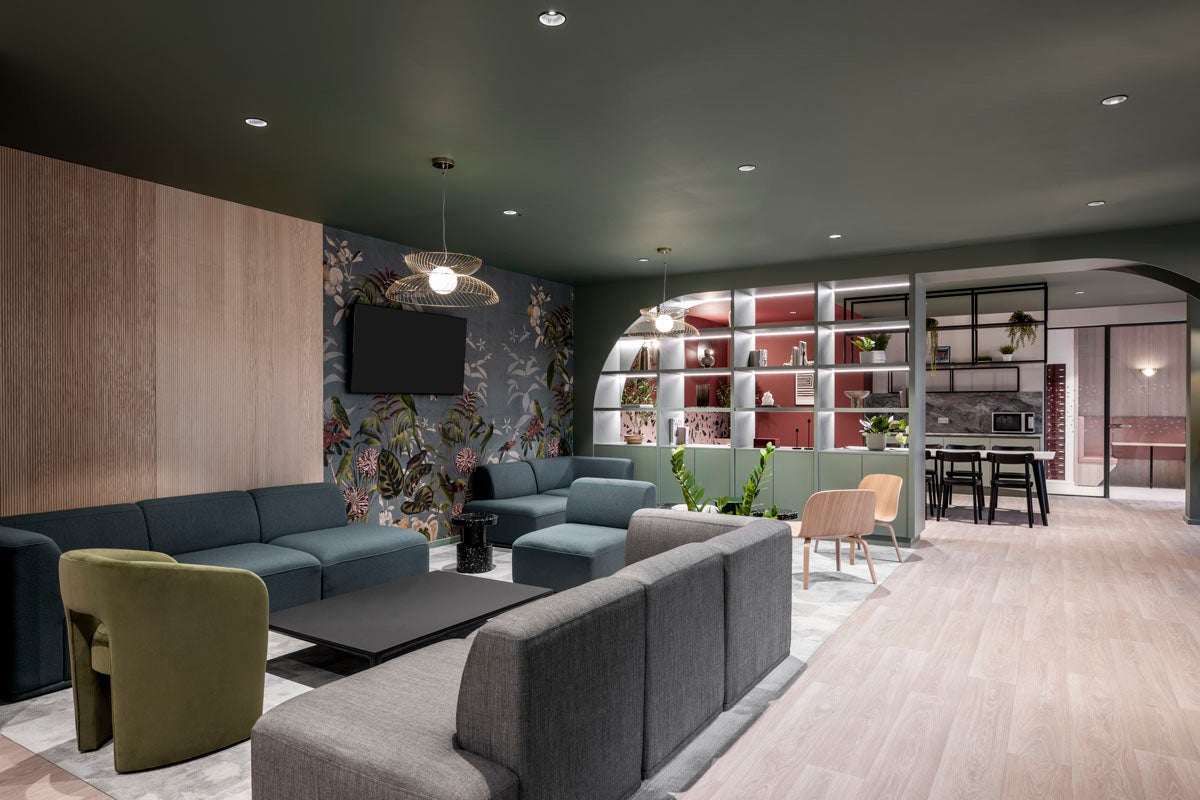 Flat Whitehill Court in Glasgow