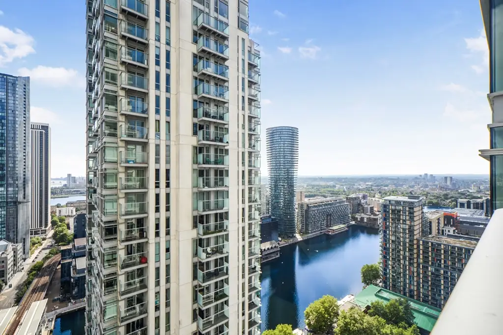 Flat Pan Peninsula Square in Greater London