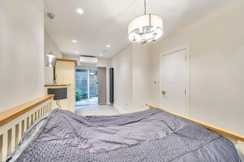 Flat Moreton Street in City of Westminster