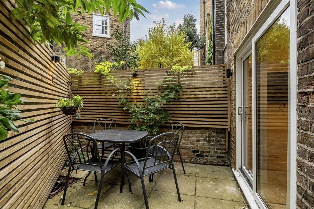 Flat Moreton Street in City of Westminster