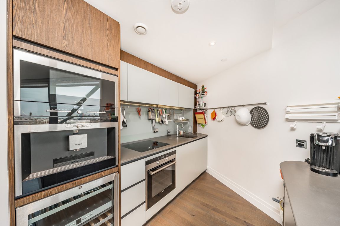 Flat Battersea Park Road in Greater London