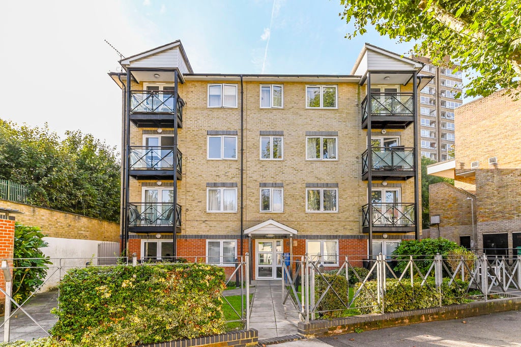 Flat Winders Road in Greater London