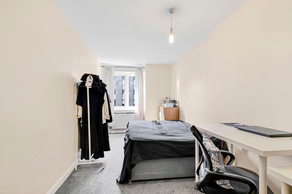 Flat Winders Road in Greater London