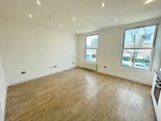 Flat Powell Road in Greater London