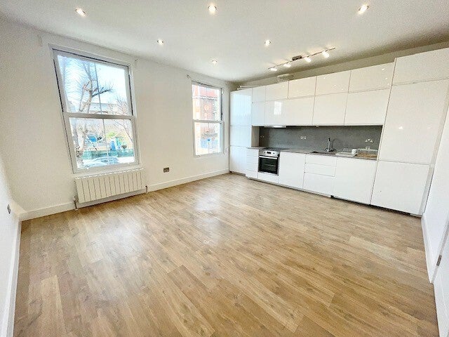 Flat Powell Road in Greater London