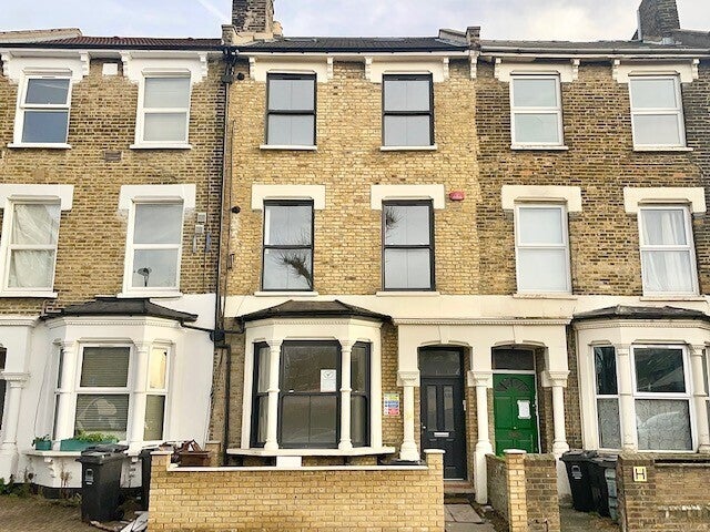 Flat Powell Road in Greater London