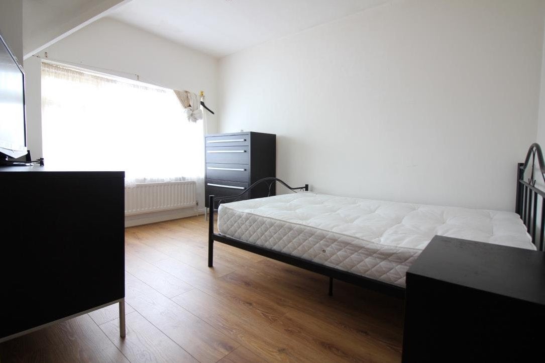 House Worton Gardens in Greater London